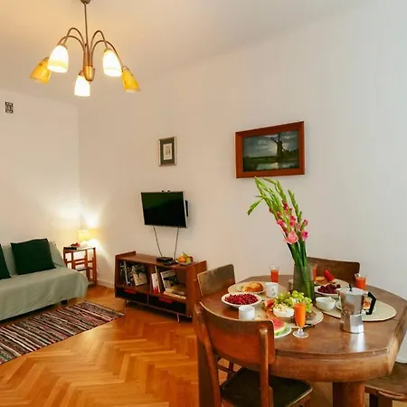 Retro Vibe In The District Of Apartment